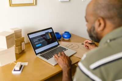 Première embauche : Infogreffe ajoute la paie Payfit à son Hub des entrepreneurs